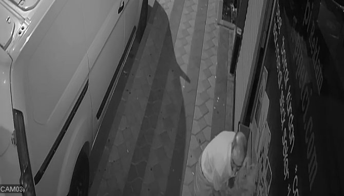 Zeytinburnu Ve Sultangazi’de Çiçek Hırsızlığı Kamerada