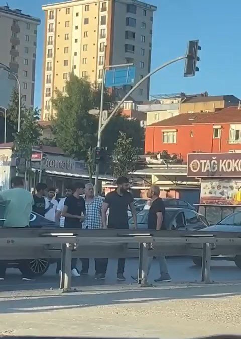 Ümraniye’de Yol Verme Kavgasında Birbirine Girdiler