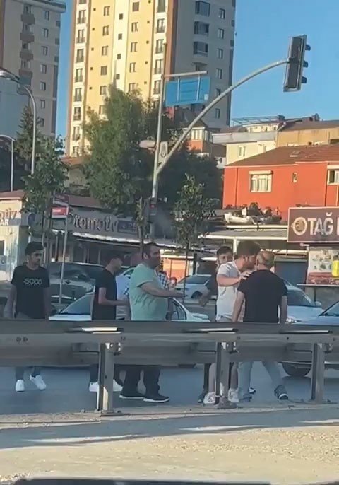 Ümraniye’de Yol Verme Kavgasında Birbirine Girdiler