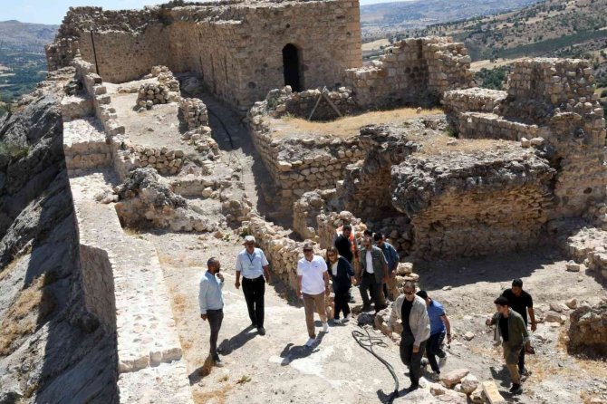 Eski Kahta Kalesi’ne Cam Teras Yapıldı