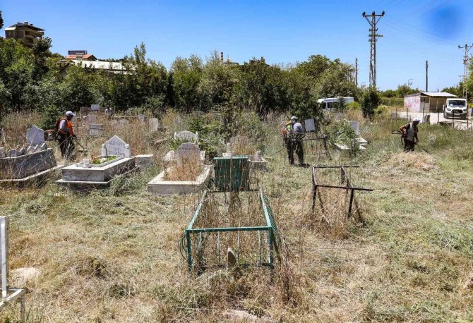 Van’da Kurban Bayramı Öncesi Mezarlıklarda Temizlik Çalışması