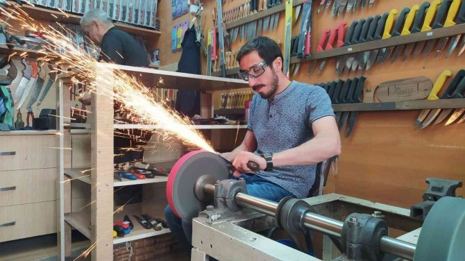 Bıçakçıların Yorucu Mesai Sürüyor