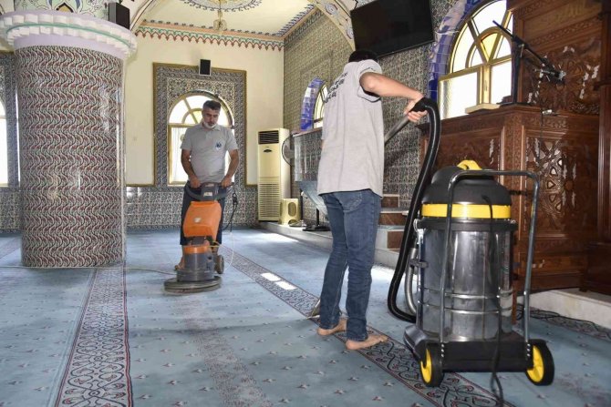 Yunusemre’de İbadethaneler Bayrama Hazırlanıyor