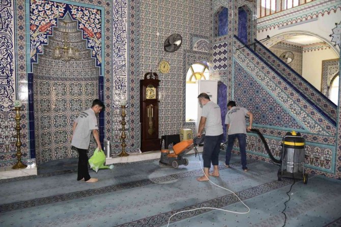Yunusemre’de İbadethaneler Bayrama Hazırlanıyor