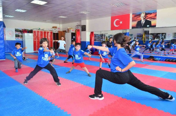 Yunusemre’de Çocuk Ve Gençler Wushu Öğreniyor