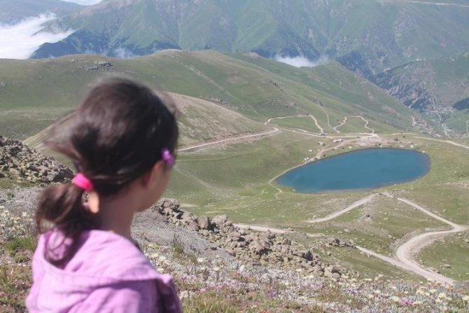 Zirvedeki Krater Gölleri Büyülüyor