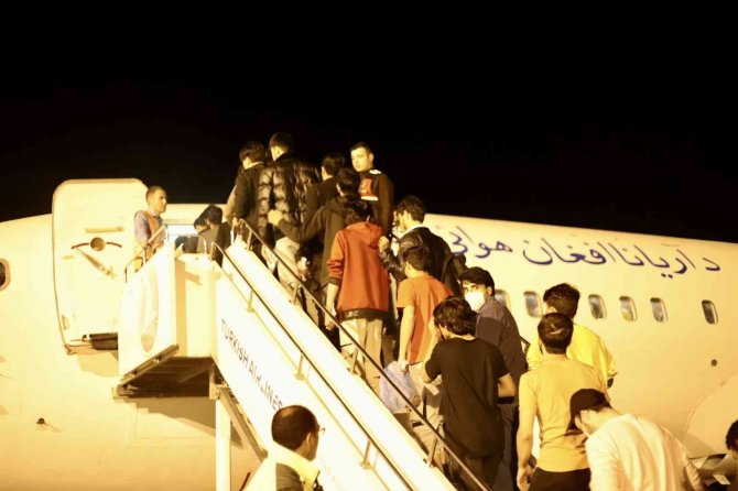 Ağrı’da Sınır Dışı Edilen 273 Afgan Göçmen Uçakla Ülkelerine Gönderildi