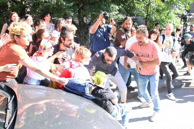 Ankara’da İzinsiz Lgbt Yürüyüşüne Polis Müdahalesi