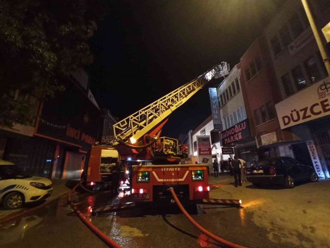 Ankara’da Parke İmalathanesinde Çıkan Yangın 3 Dükkana Sıçradı
