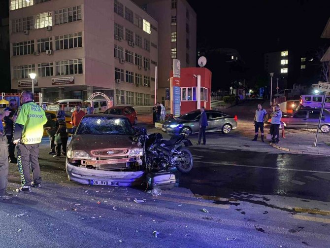 Ankara’da Motosiklet Otomobile Ok Gibi Saplandı: 2 Yaralı