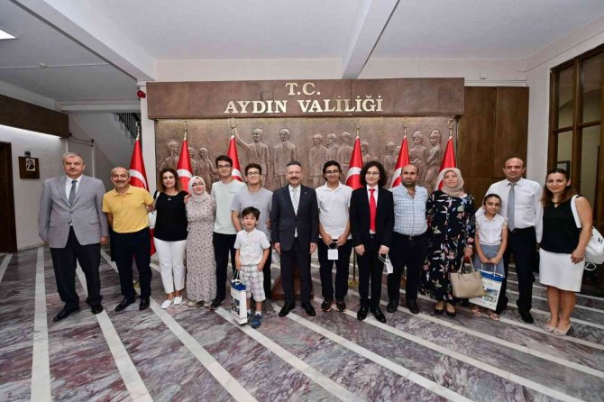 Vali Aksoy, Şampiyon Öğrencileri Ağırladı