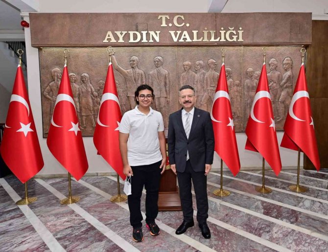 Vali Aksoy, Şampiyon Öğrencileri Ağırladı