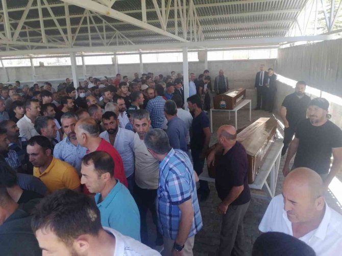 Kardeşlerinin Hayatını Kurtarmak İçin Kendi Hayatını Feda Eden Ablalar Son Yolculuğuna Uğurlandı