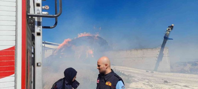 Balıkesir’de 400 Saman Balyası Kül Oldu
