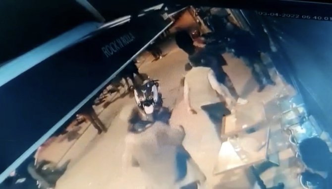 Taksim’de Bıçaklı Saldırı Kamerada: Önce Yanına Çağırdı Sonra Bıçaklayıp Kaçtı