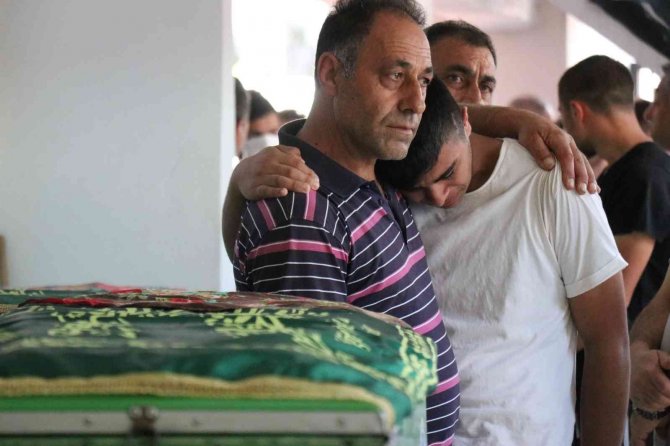 Bir Aile Kazada Yok Olmuştu, Son Yolculuklarına Uğurlandılar