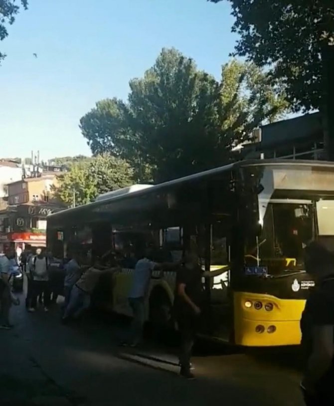 Çengelköy’de Arızalanan İ̇ett Otobüsünü Yolcular İtti
