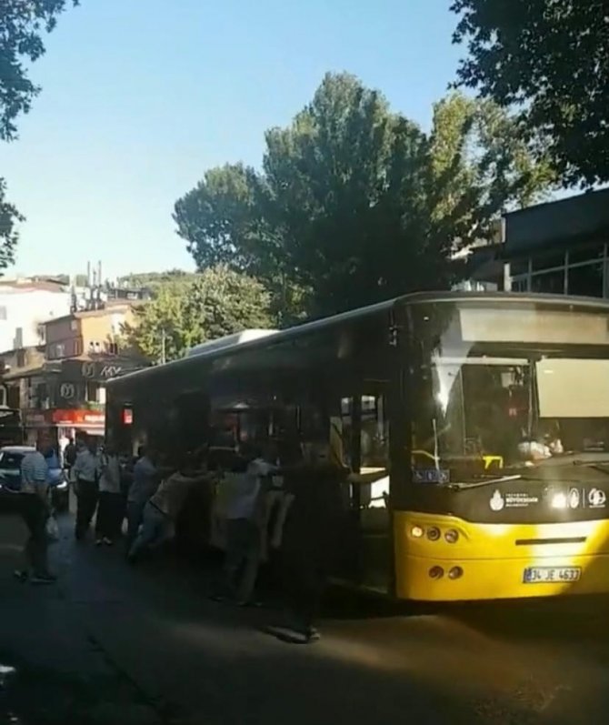 Çengelköy’de Arızalanan İ̇ett Otobüsünü Yolcular İtti