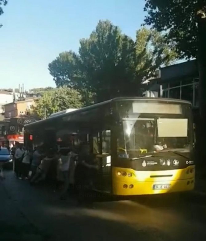 Çengelköy’de Arızalanan İ̇ett Otobüsünü Yolcular İtti
