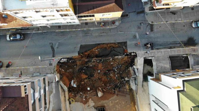Üsküdar’da İstinat Duvarı Çöktü, Alan Havadan Görüntülendi