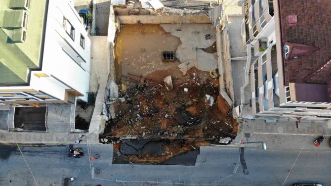 Üsküdar’da İstinat Duvarı Çöktü, Alan Havadan Görüntülendi