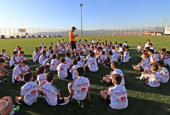Honaz’da Yaz Futbol Okulunda Çalışmalar Başladı
