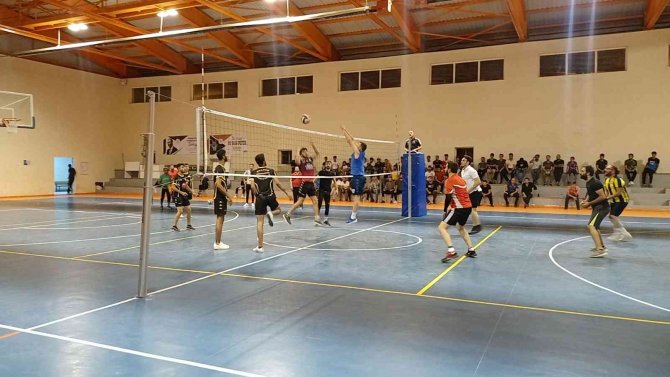 Emniyetspor, Dicle Gençlikspor Voleybol Turnuvasında Şampiyon Oldu