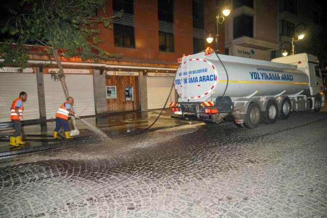 Diyarbakır’da Cadde Ve Kaldırımlarda Bayram Temizliği