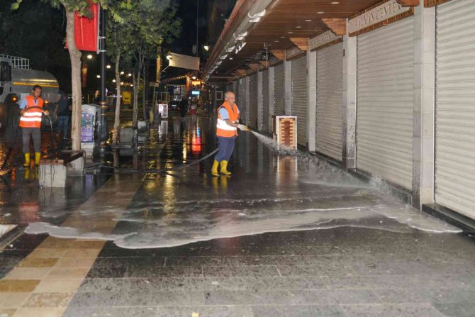 Diyarbakır’da Cadde Ve Kaldırımlarda Bayram Temizliği