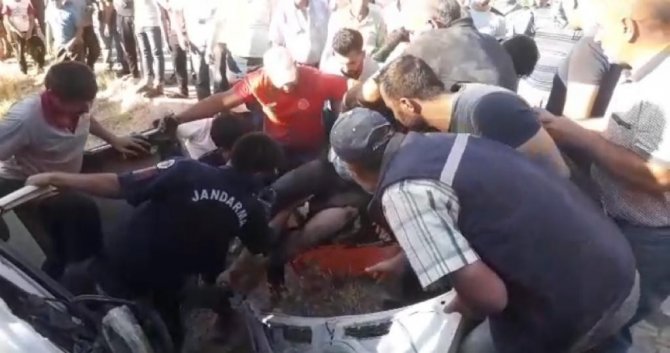 Diyarbakır’da Araçta Sıkışan Sürücü Uzun Uğraşlar Sonucu Kurtarıldı