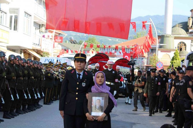 Şehidin Fotoğrafını Kız Kardeşi Taşıdı