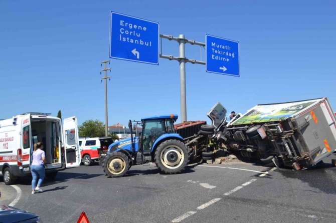 Traktörle Çarpışan Kamyonetteki Sıkışan Yaralıları İtfaiye Kurtardı