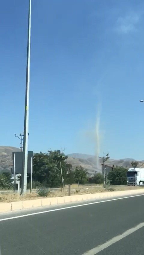 Elazığ’da Çıkan Hortum Vatandaşları Korkuttu