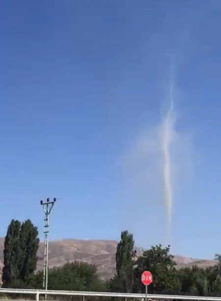 Elazığ’da Çıkan Hortum Vatandaşları Korkuttu