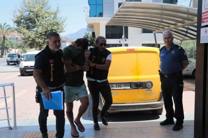 Alacağını İstediği Eski Ortağını Boğazını Kesen Zanlı Kaçarken Kasadaki Parayı Da Almış