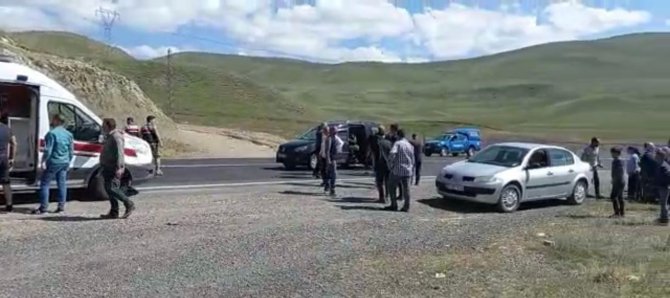 Erzurum’da Kaza Sonrası Köylüler Yolu Trafiğe Kapattı