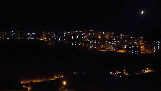 Yüksekova’da Hilal Güzelliği