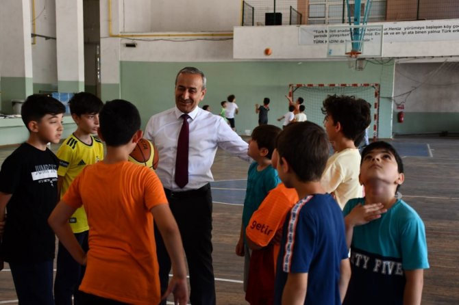 Tatilde Olan Öğrenciler Vakitlerini Kütüphane Ve Spor Salonlarında Değerlendiriyor