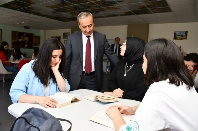 Tatilde Olan Öğrenciler Vakitlerini Kütüphane Ve Spor Salonlarında Değerlendiriyor