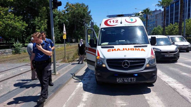 Otomobil 3 Çocuğun Bulunduğu Bisiklete Çarptı: 2 Yaralı