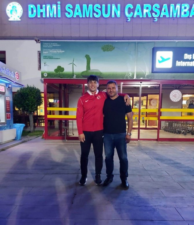 Şampiyon Çiçeklerle Karşılandı