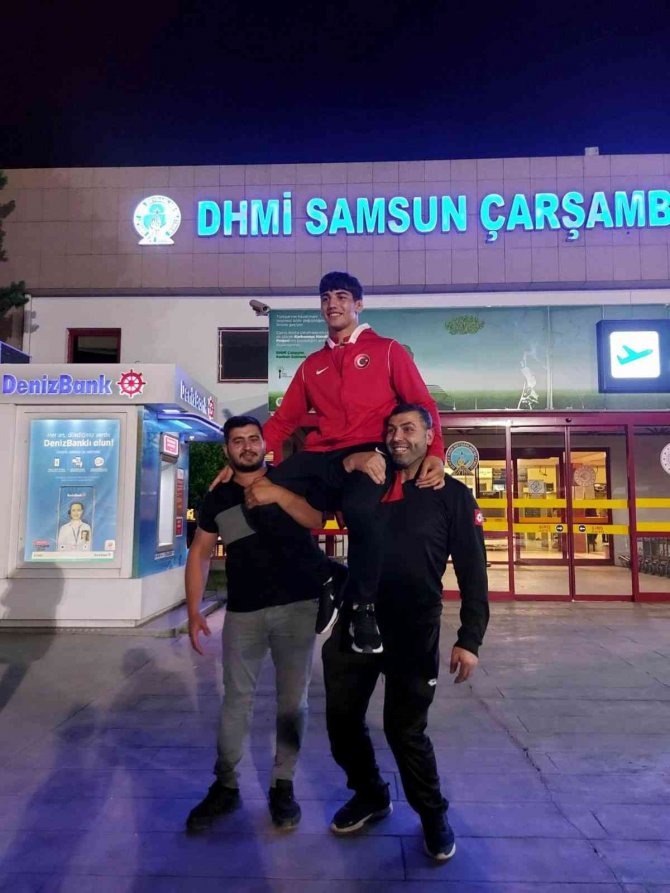 Şampiyon Çiçeklerle Karşılandı