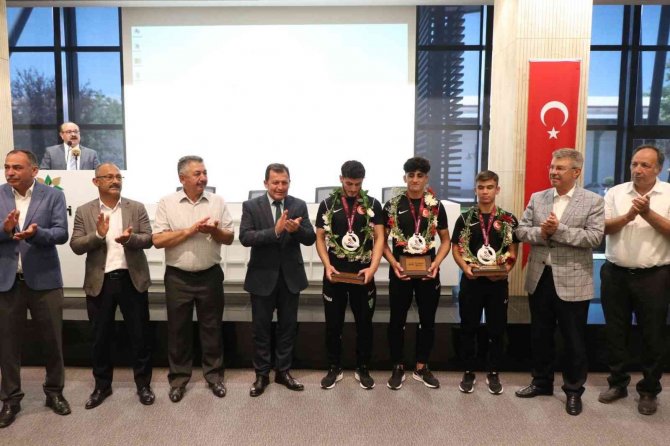 Başarılı Güreşçiler Ödüllendirildi