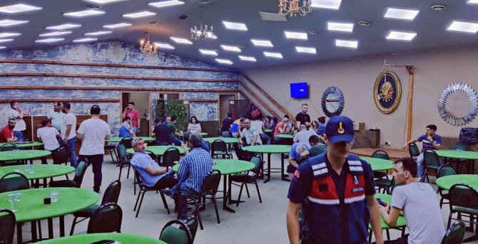 İ̇zmir’de Kumar Operasyonu: 87 Kişi Suçüstü Yakalandı