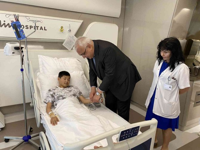 Kırgızistan’a Sempozyum İçin Giden Türk Hekim, Kalp Hastası Çocuğa Şifa Oldu