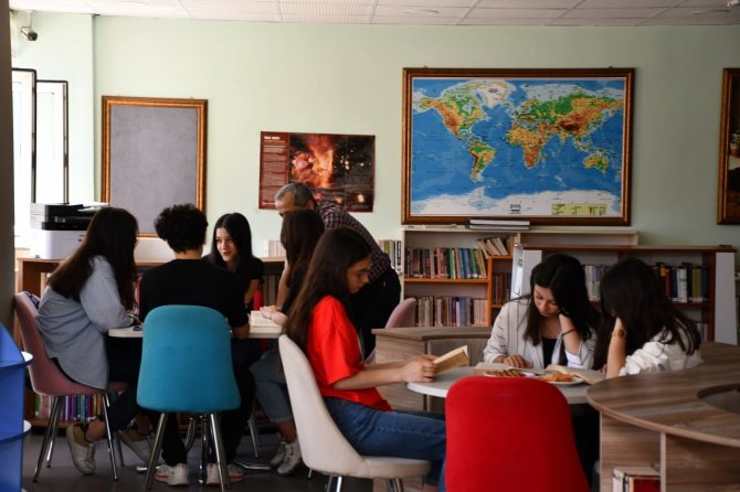 Tatilde Olan Öğrenciler Vakitlerini Kütüphane Ve Spor Salonlarında Değerlendiriyor