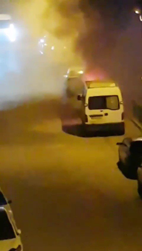 Park Halindeki Minibüs Alev Aldı