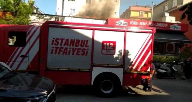 Kartal’da İş Yerinin Çatısı Yandı, Kısa Süreli Panik Yaşandı