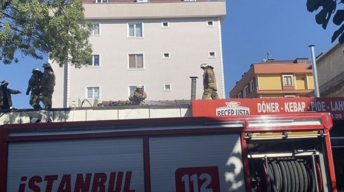 Kartal’da İş Yerinin Çatısı Yandı, Kısa Süreli Panik Yaşandı