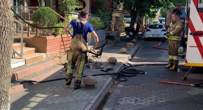 Kartal’da İş Yerinin Çatısı Yandı, Kısa Süreli Panik Yaşandı